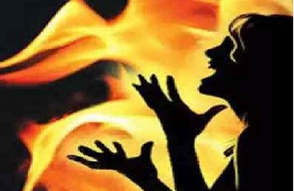 रीवाः पुलिया के नीचे मिली महिला की अधजली लाश से क्षेत्र में सनसनी, जांच में जुटी पुलिस... रीवाः पुलिया के नीचे मिली महिला की अधजली लाश से क्षेत्र में सनसनी, जांच में जुटी पुलिस...